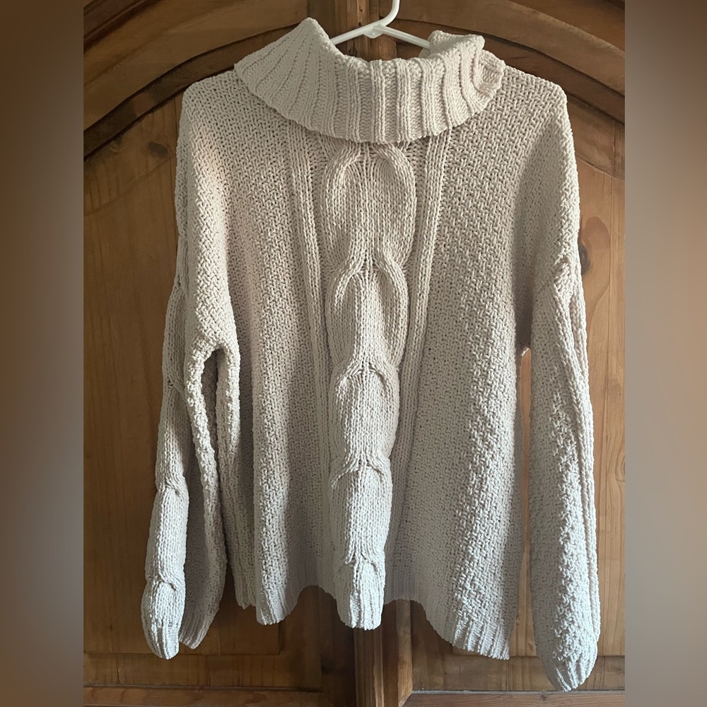 Seven brand cable knit sweater. Cream color.Sz. Small